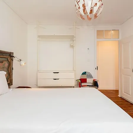 아파트 Portuguese Inspired Deco, Downtown Flat For 6