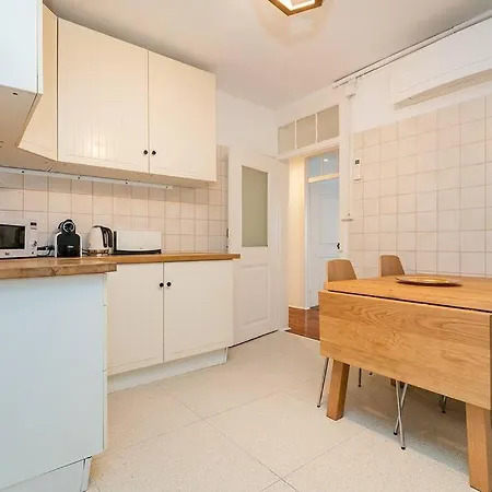 Portuguese Inspired Deco, Downtown Flat For 6 * Lissabon