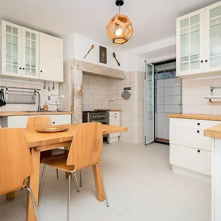 Portuguese Inspired Deco, Downtown Flat For 6 아파트